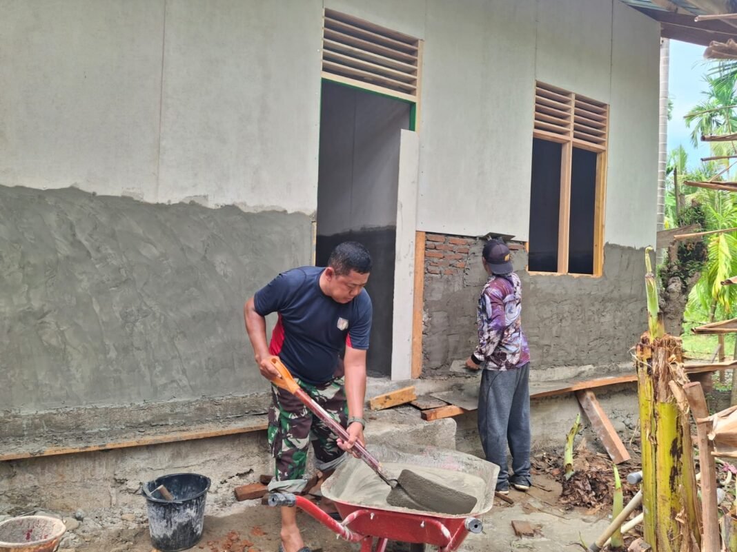 Plester Dinding Rumah RTLH Nek Nyak Ubit Dimulai, TMMD Fokus pada Kualitas