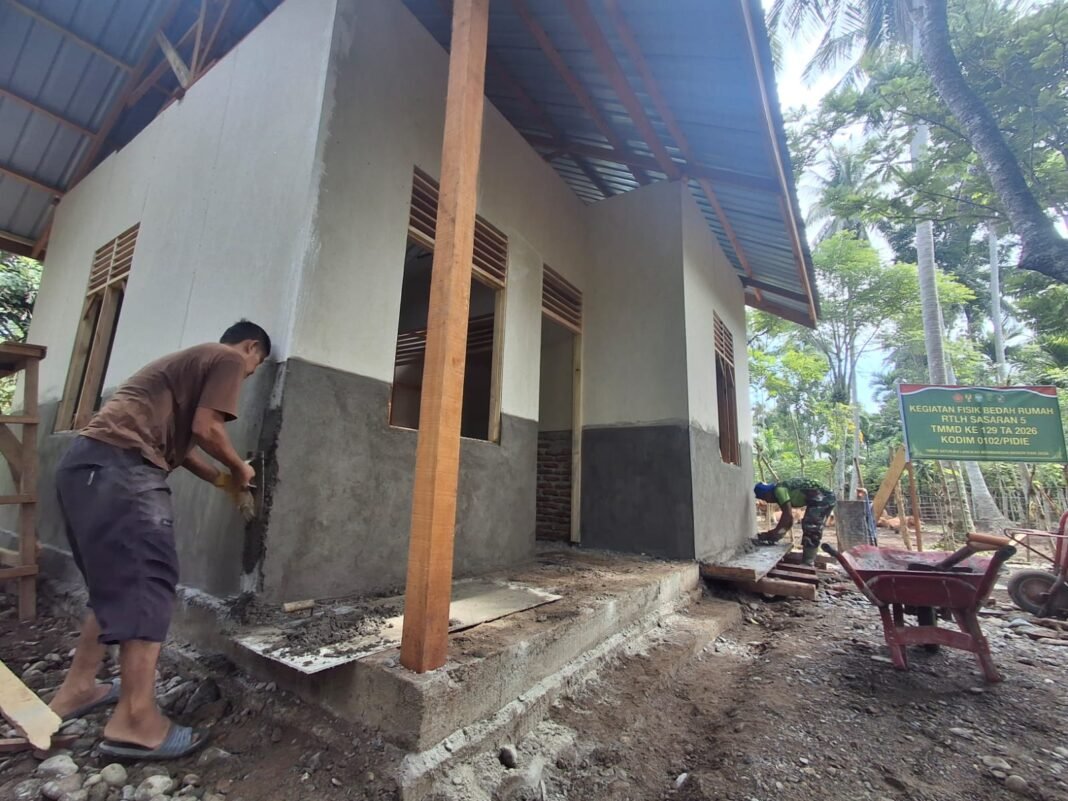 Kerja Keras Sertu Ramadhan dalam Tim TMMD untuk Rehabilitasi RTLH