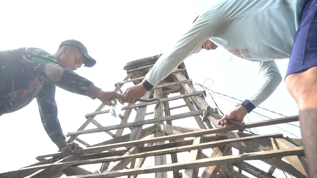 Sinergi antara TNI dan Masyarakat dalam Renovasi Pos Kamling di Tlemang