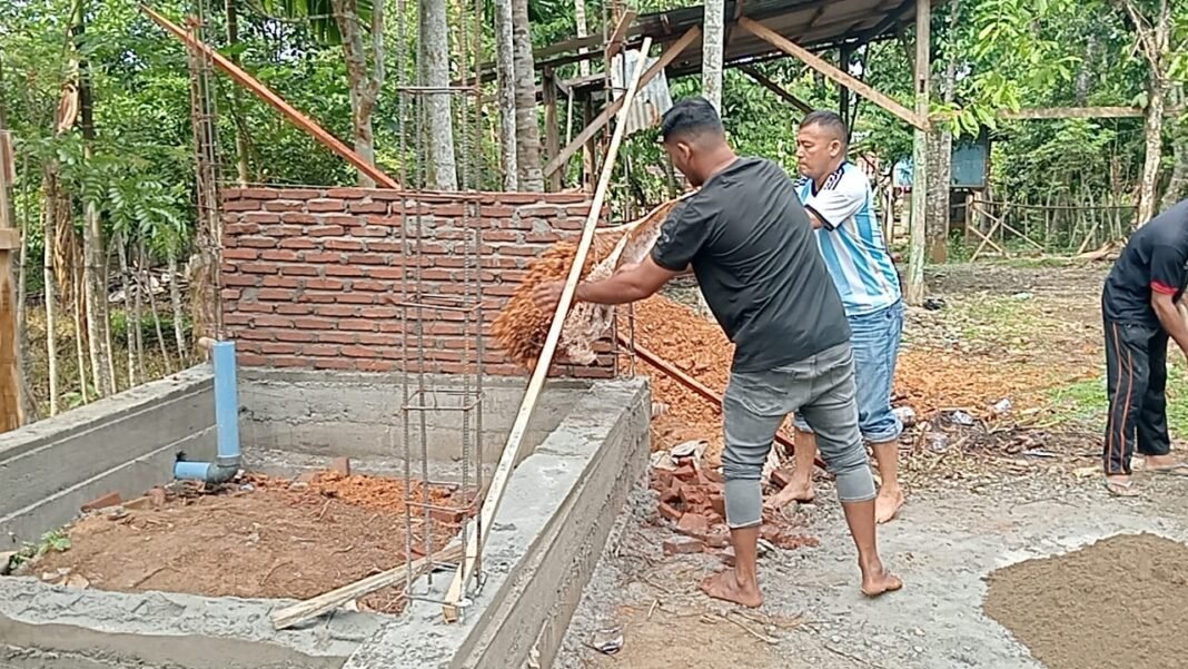 Satgas TMMD dan Komunitas Desa Blang Cot Bersatu untuk Fasilitas MCK di TPU