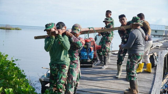 Kerjasama TNI dan Warga dalam Penyediaan Air Bersih di Morowali