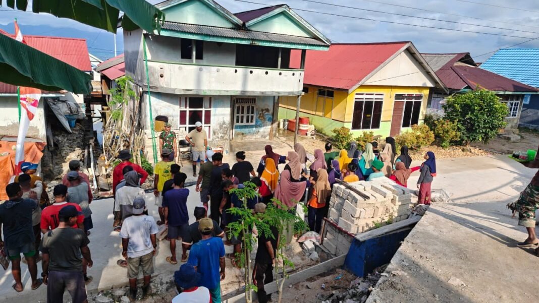 Gotong Royong Warga Desa Polewali Dalam Kerja Bakti di Masjid