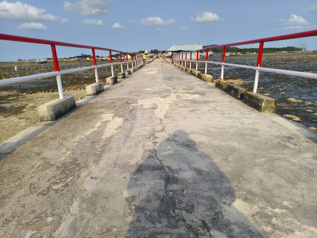 Fasilitas Umum Dermaga Desa Umbele Selesai Dicat, Tampak Berubah