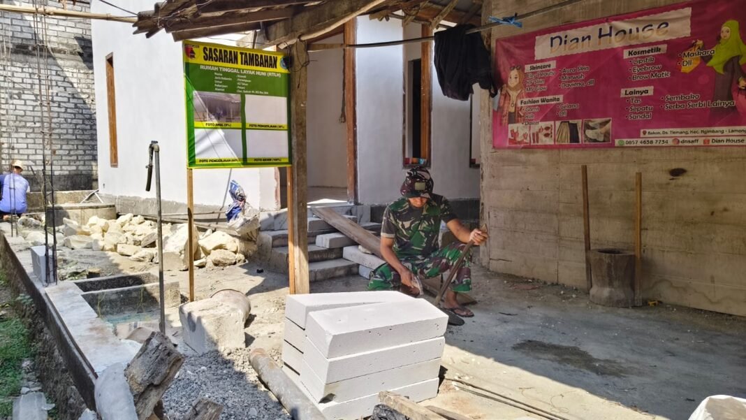 Semangat Satgas TMMD 129 Kodim 0812/Lamongan dalam Membangun Rumah Ibu Siswati