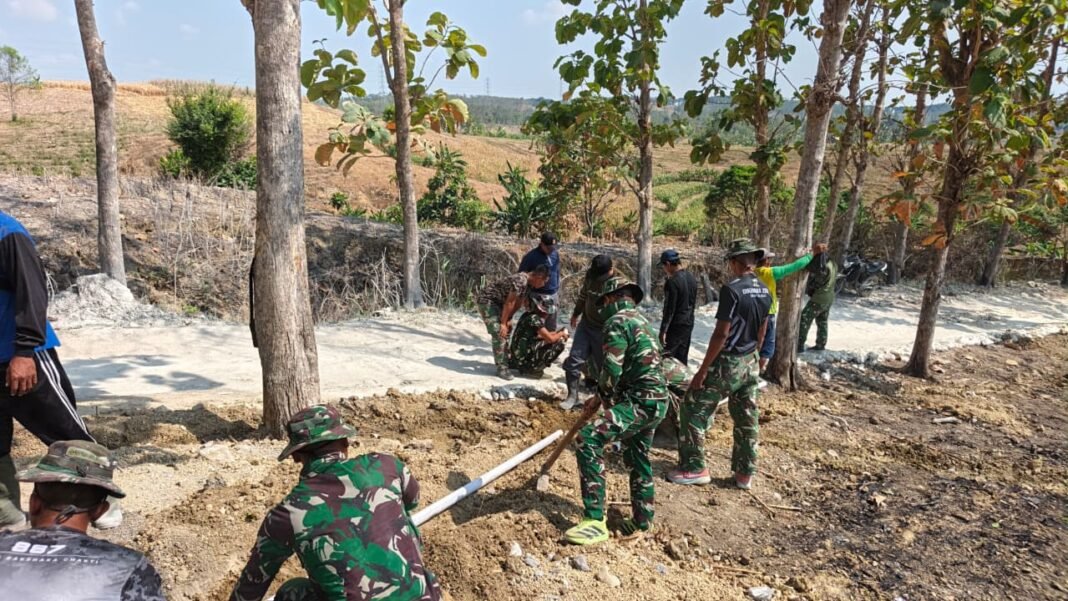 Dukungan Masyarakat dalam Pembangunan Tandon Air oleh Satgas TMMD 129 di Dusun Bakon