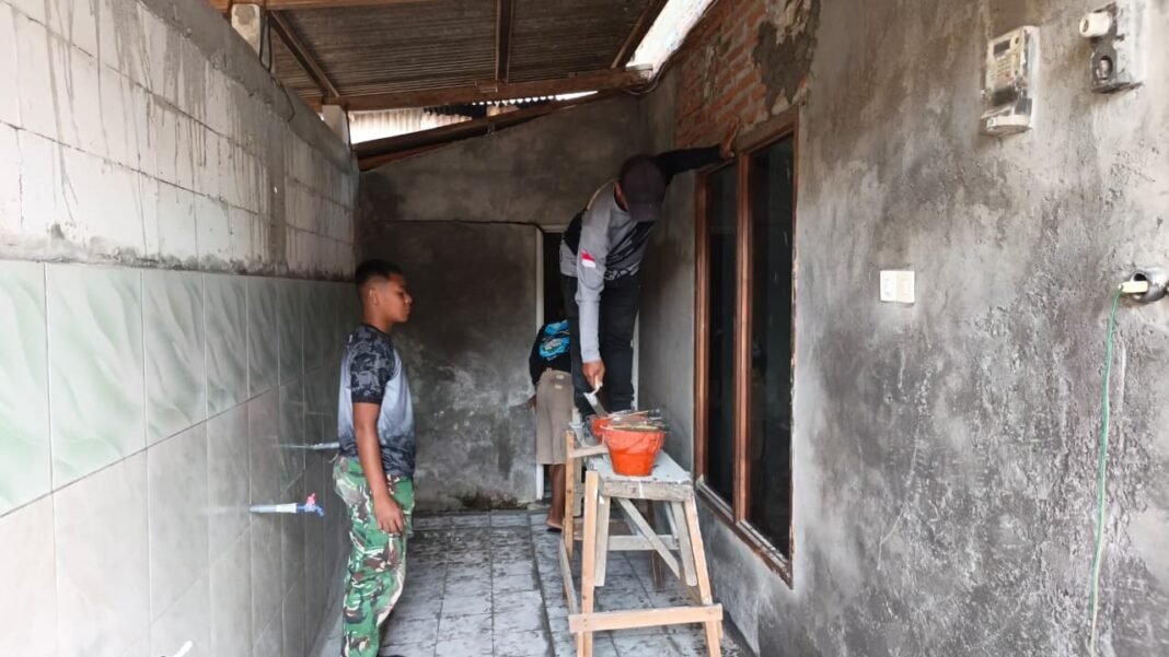 Kegiatan Pemplesteran Mushola Desa Tlemang oleh Satgas TMMD 129 dan Masyarakat