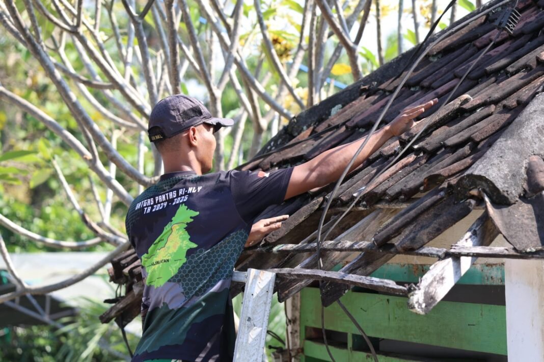 Kodim 0812 Tangkap Momen Pembongkaran Atap Pos Kamling di Desa Tlemang