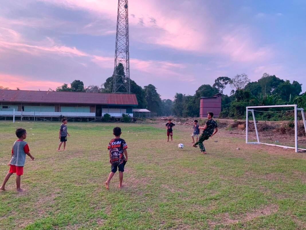 Keseruan Permainan Sepak Bola TNI dan Anak Desa Belatung