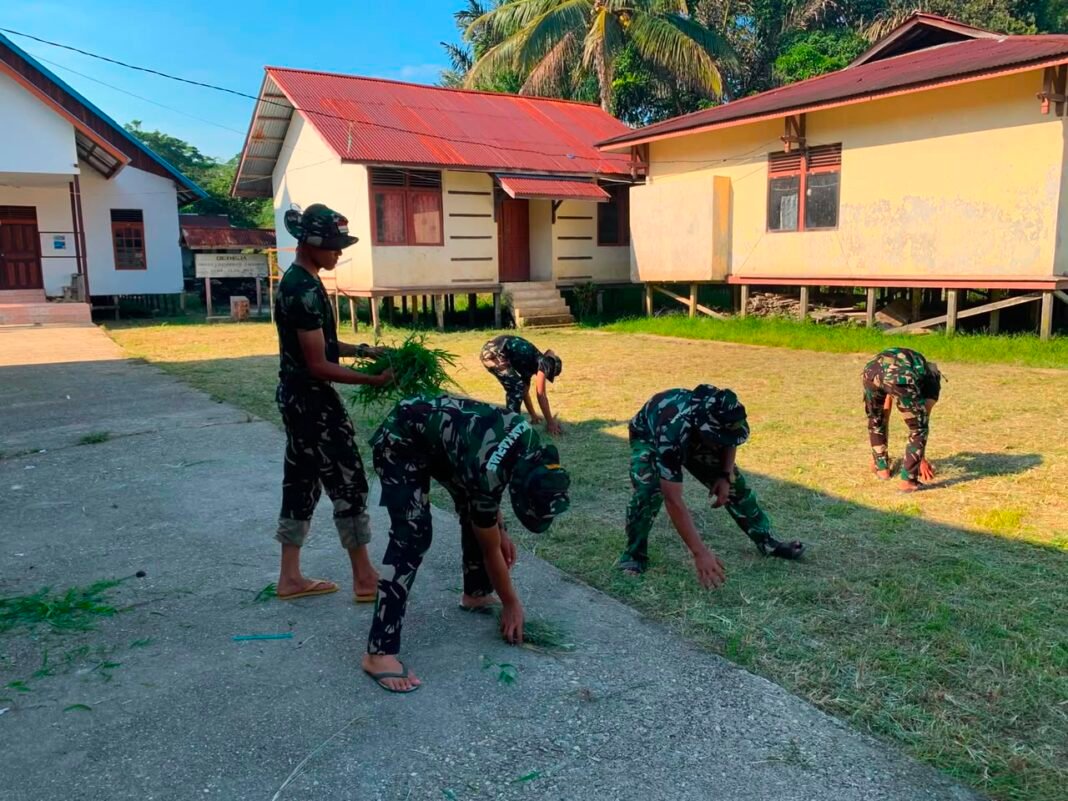 TMMD Regtas Ke-129 Adakan Pembersihan Lingkungan di Desa Ulak Pauk