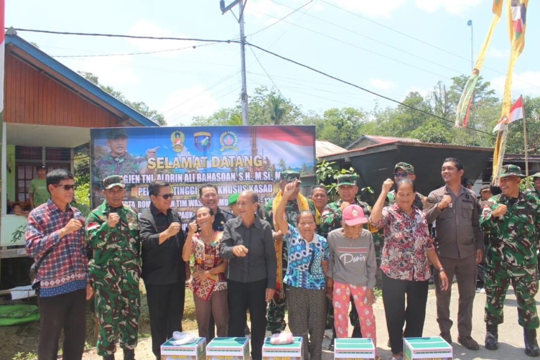 Momentum Kebersamaan, Tim Wasev TMMD Pati Bagikan Tali Asih kepada Warga