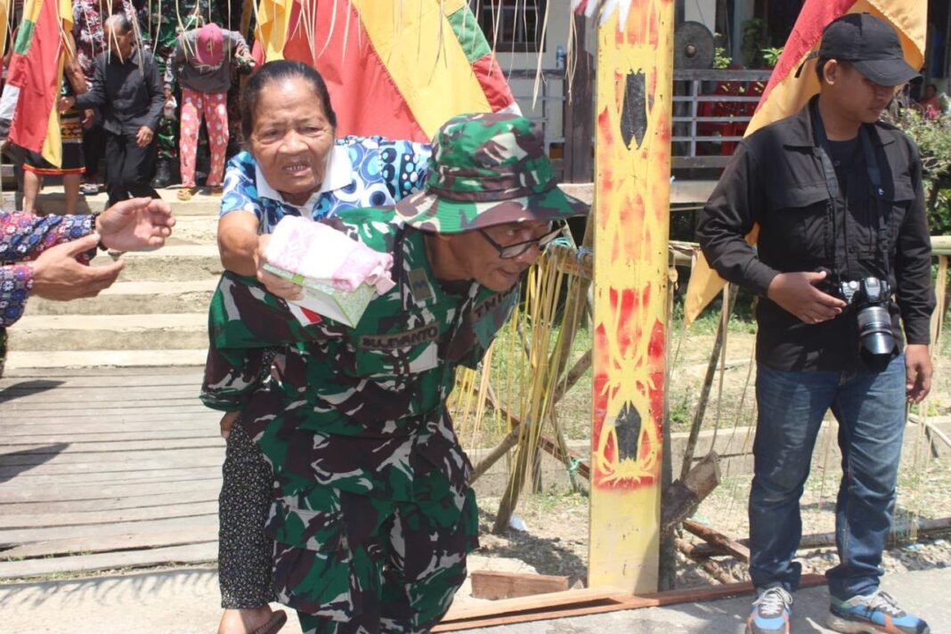 Menghargai Kemanusiaan di TMMD Ke-129, TNI Gendong Lansia di Kapuas Hulu