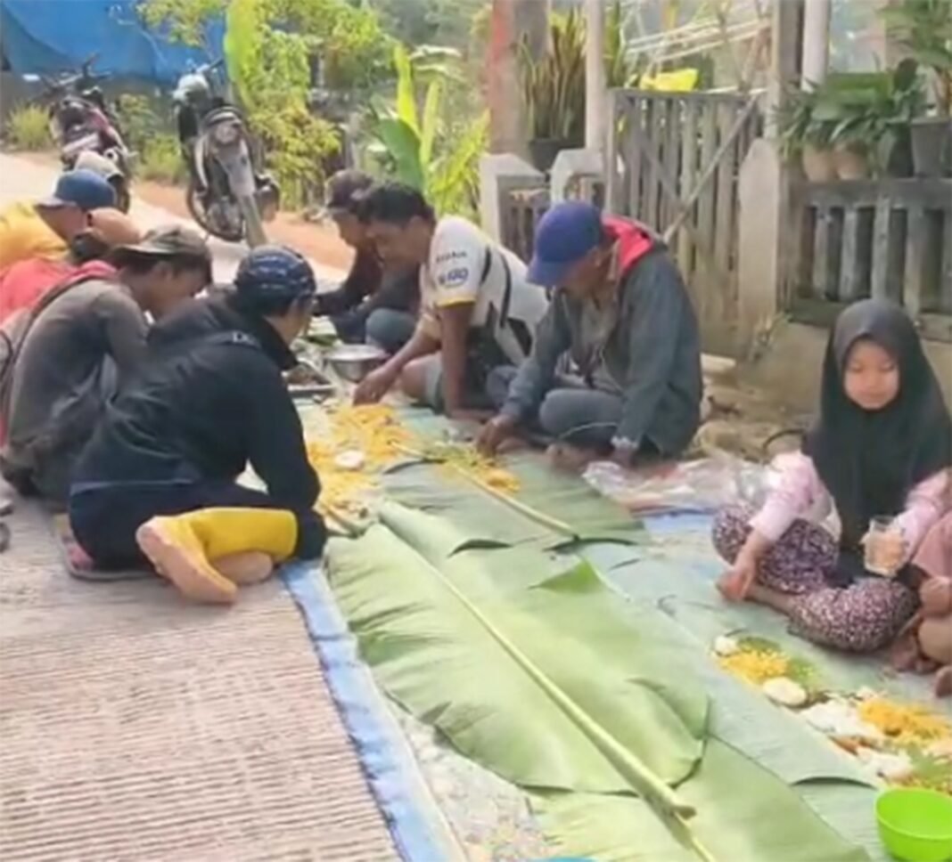 Momen Liwetan Warga Mekarmukti untuk Rayakan TMMD Ke-129
