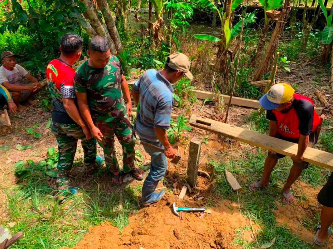 Tahapan Pemasangan Pondasi MCK Dalam Program TMMD Regtas Ke-129 Kodim 1206/Putussibau