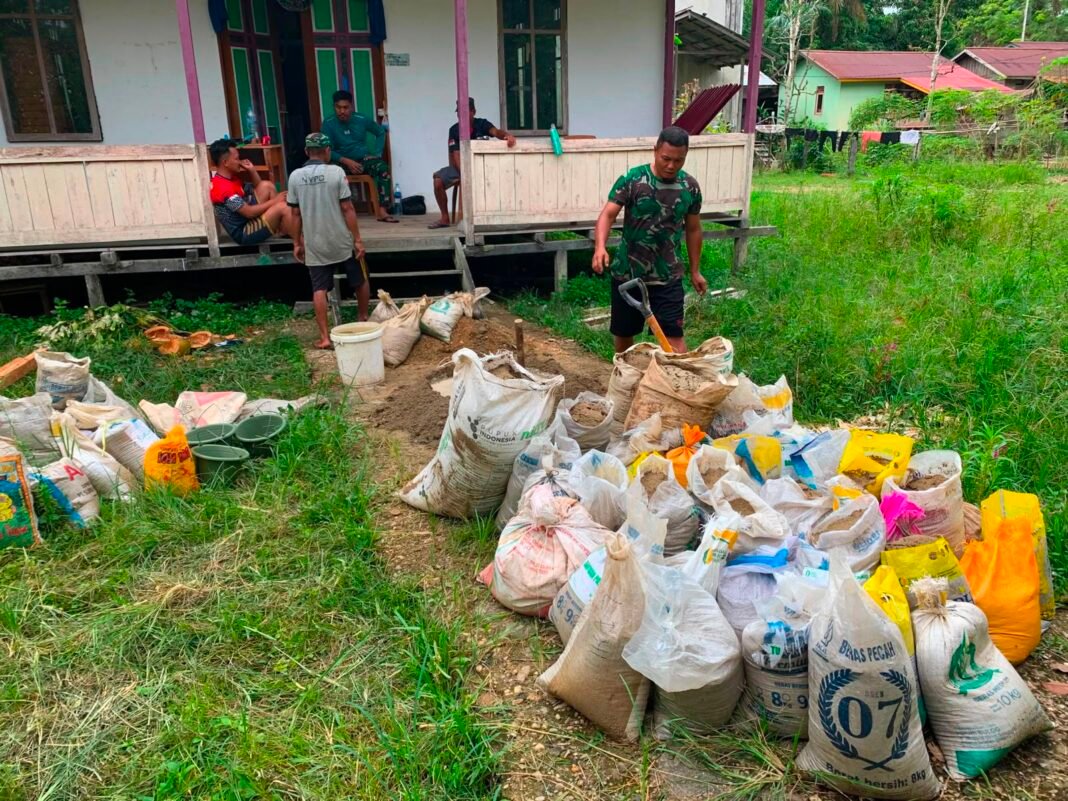 Kegiatan Kebersamaan Anggota TMMD dengan Masyarakat Belatung dalam Pembangunan MCK
