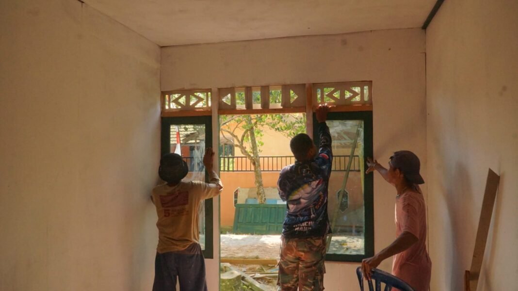 Kolaborasi Satgas TMMD dan Masyarakat: Langkah Pemasangan Pintu dan Jendela