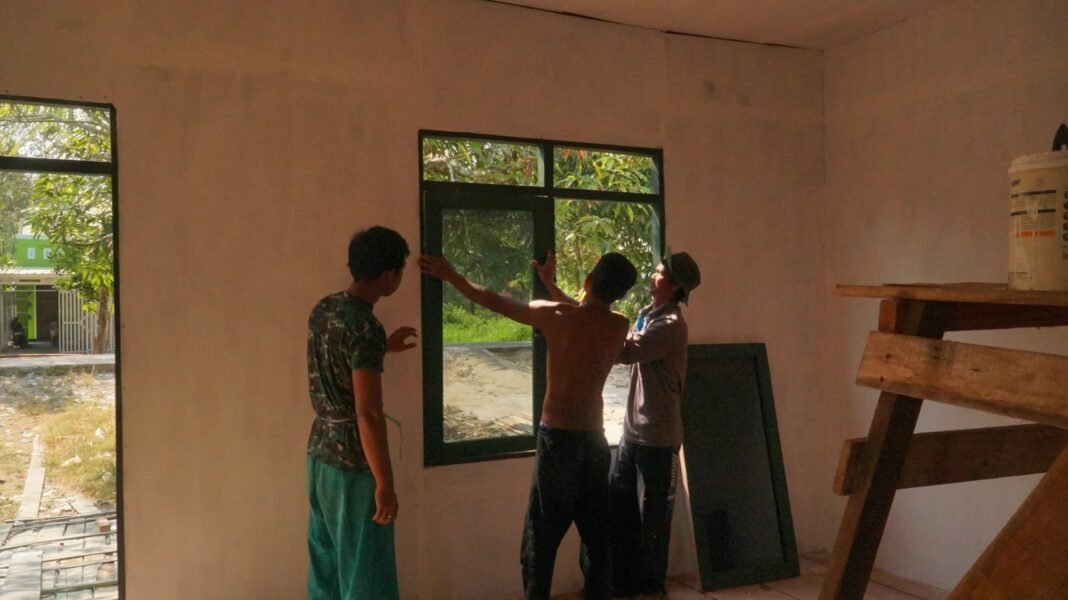 Gotong Royong Satgas TMMD dan Warga, Pemasangan Jendela RTLH Sasaran 5 Terus Dikerjakan