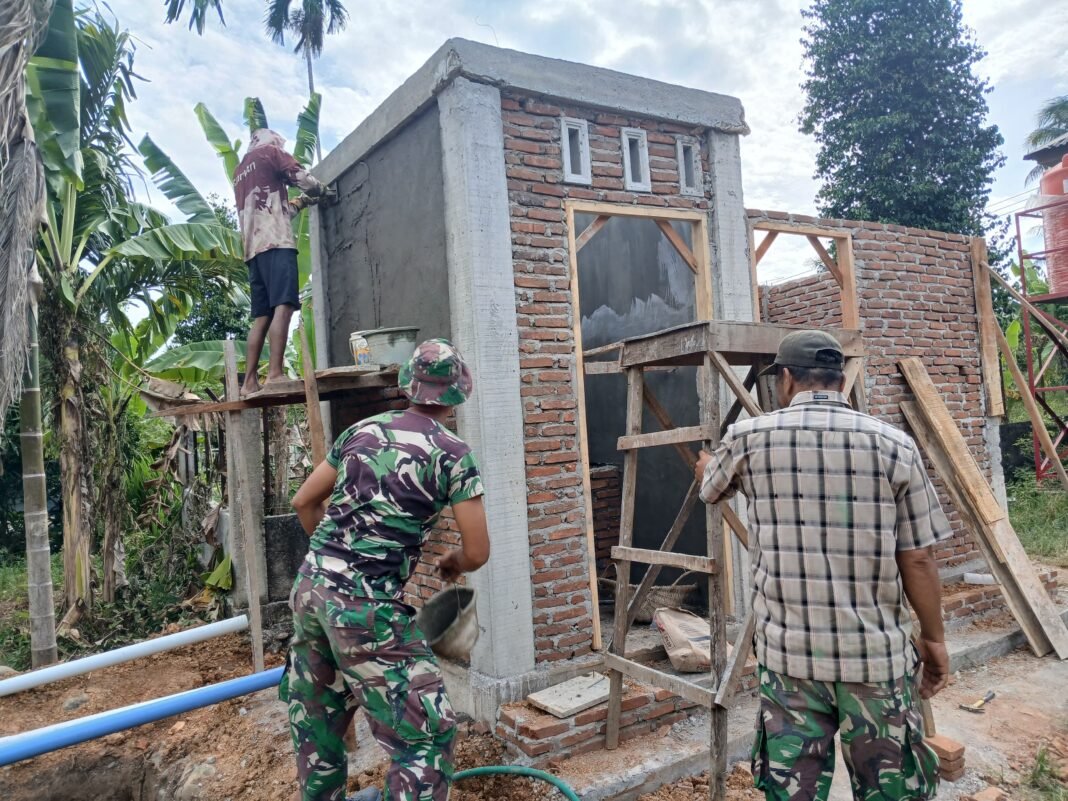 Satgas TMMD Bekerja Sama dengan Warga untuk Konstruksi MCK di TPU Blang Cot