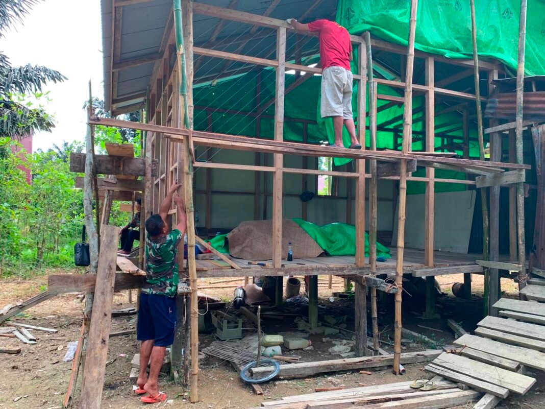Akselerasi Renovasi Rumah oleh TNI di TMMD 129 Kapuas Hulu