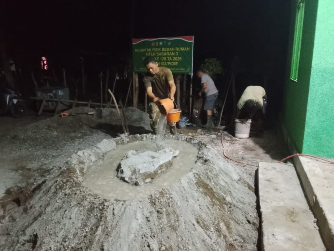 Satgas TMMD ke-129 Kodim 0102/Pidie Bekerja Malam untuk Pengecoran RTLH