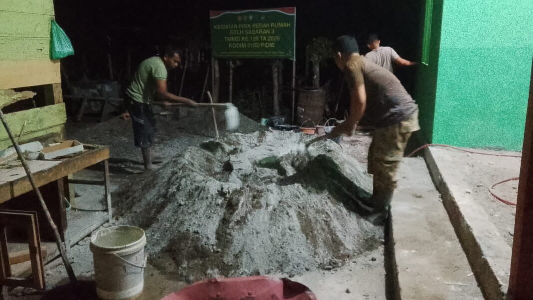 Kerja Cerdas Satgas TMMD Ke-129 Dalam Pengecoran RTLH
