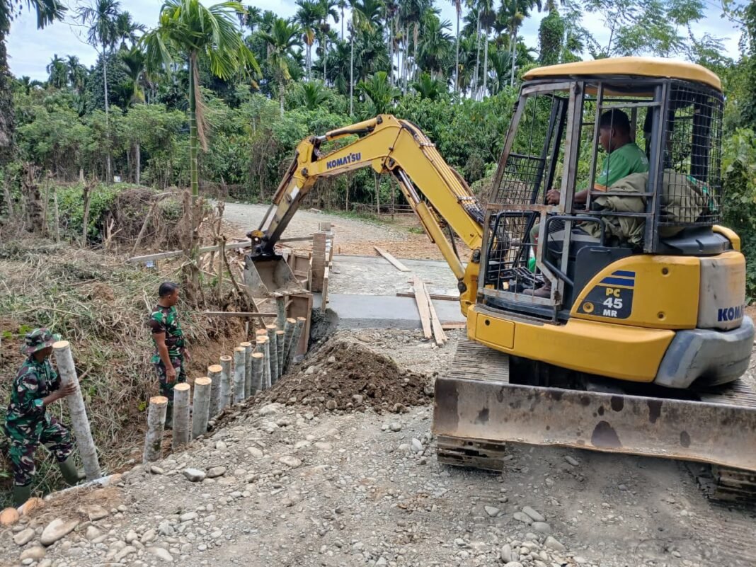 Perkuatan Fondasi Jembatan Box Culvert dengan Cerucuk oleh Satgas TMMD ke-129 Kodim 0102/Pidie