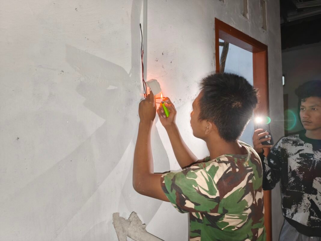 Instalasi Listrik RTLH Pak Ardiansyah Segera Rampung Dalam Program TMMD