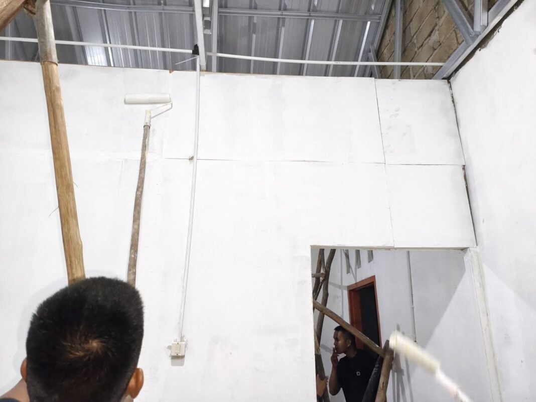 Sinergi TNI dan Masyarakat dalam Pembangunan Kamar Mandi RTLH