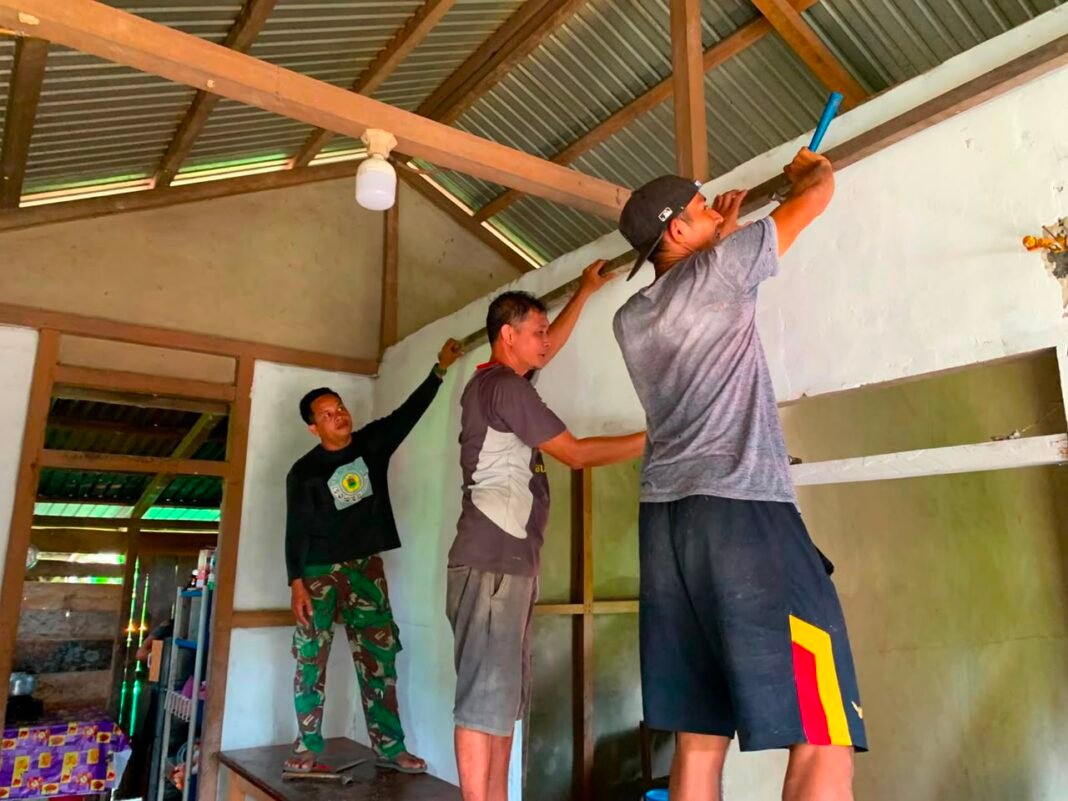 Pembangunan RTLH Ibu Yustina di Dusun Belatung oleh Satgas TMMD