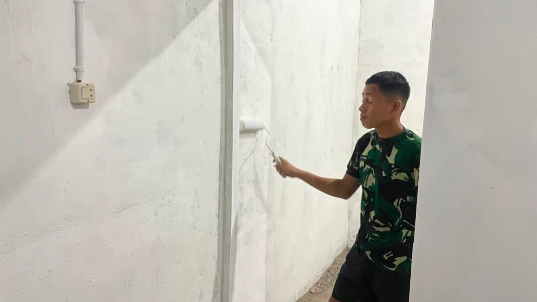Gotong Royong Satgas dan Warga Sempurnakan Kamar Mandi RTLH di Lokasi TMMD Bangka