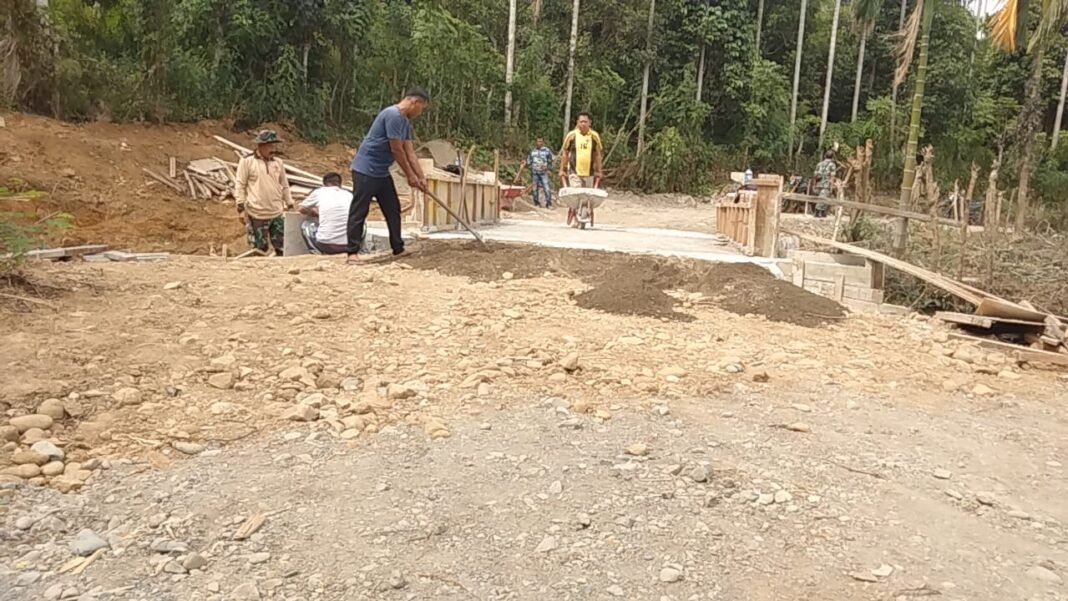 Terik Tak Menyurutkan Semangat, Satgas TMMD 129 Kejar Penyelesaian Oprit Jembatan di Lhok Panah