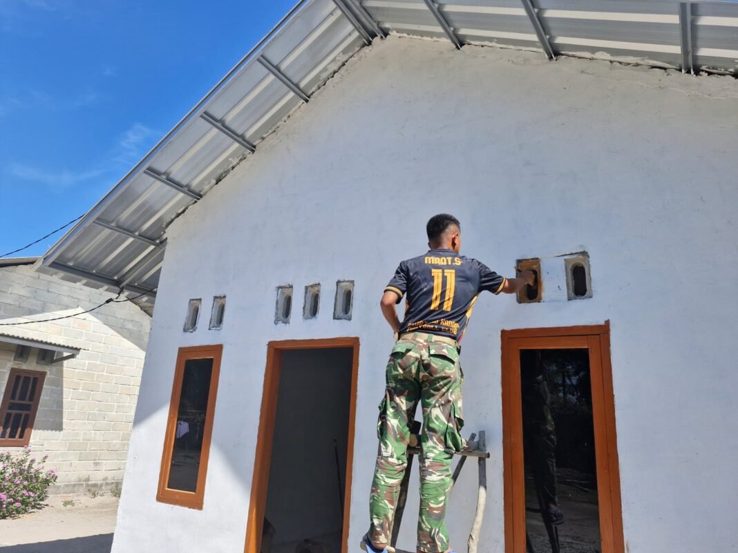 Pemasangan Keramik dan Pengecatan, RTLH Ibu Rodiah Menuju Selesai