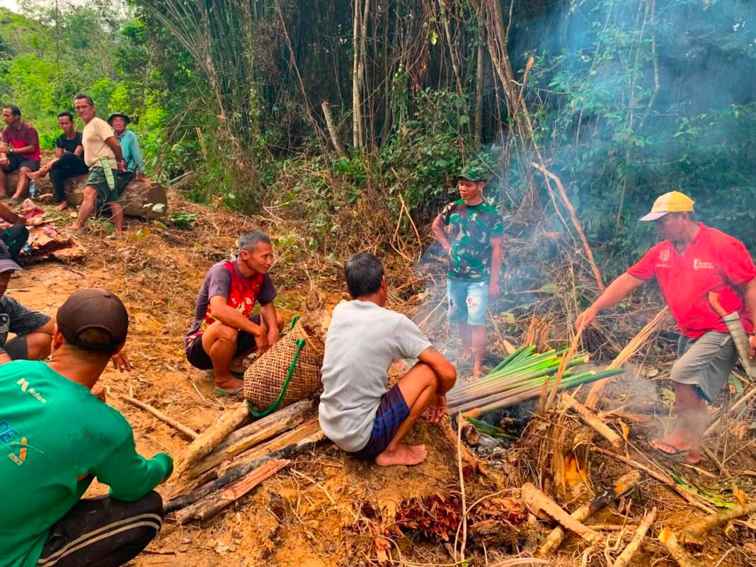 Ritual Adat di Jembatan Danau Belatung Dihadiri oleh Anggota Satgas TMMD Regtas Ke-129