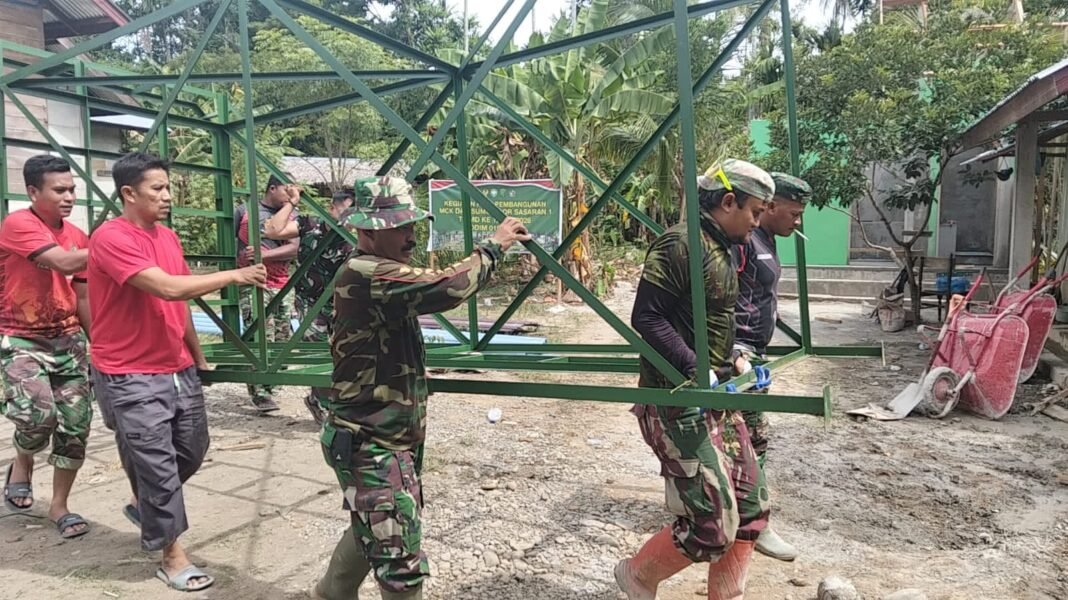 Semangat Satgas TMMD ke-129 Dalam Pemasangan Fasilitas Air di Hari Libur