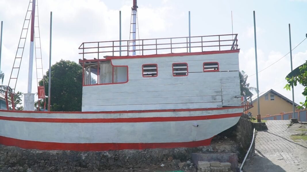 Pengecatan Miniatur Kapal oleh Satgas TMMD di Desa Umbele