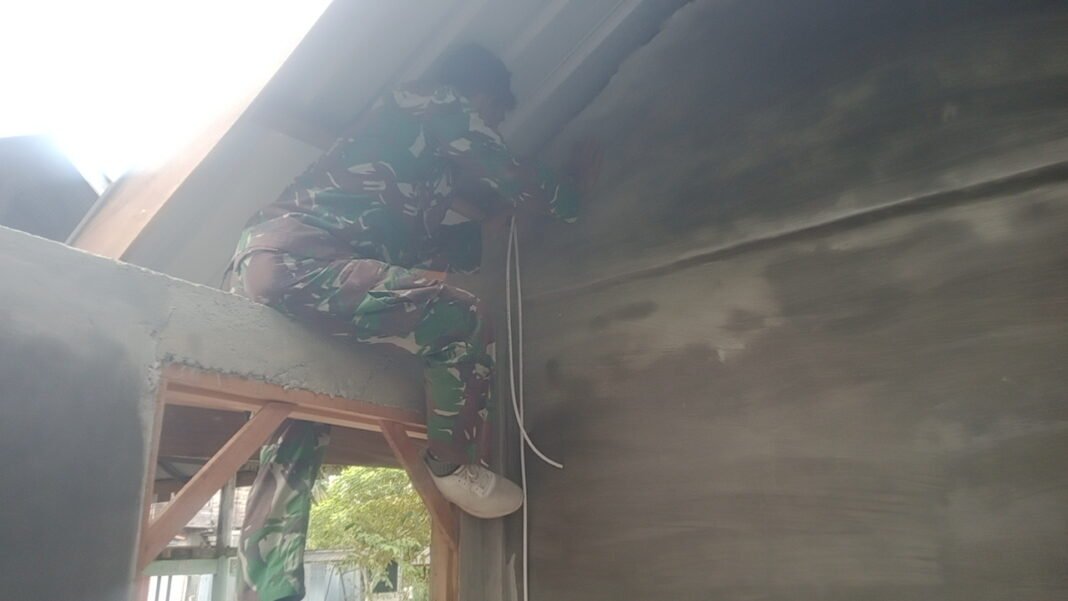 Instalasi Listrik di MCK: Penyelesaian Akhir dari Tim TMMD Kodim 0102/Pidie
