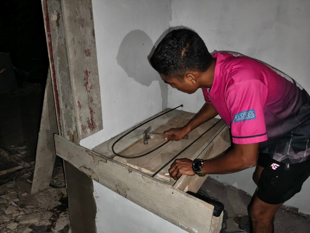 Rehabilitasi RTLH Ibu Rodiah: Satgas TMMD Lakukan Pengecoran Lantai