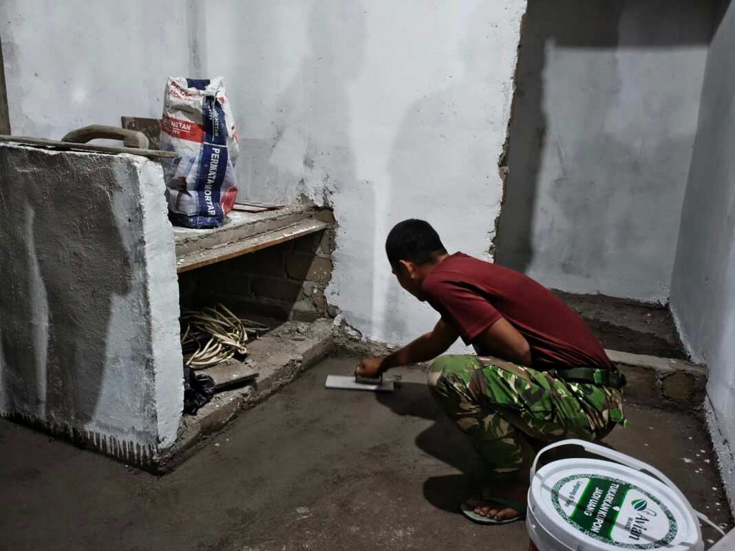Rehabilitasi RTLH Ibu Rodiah: Meja Dapur dan Lantai Dikerjakan Bersama