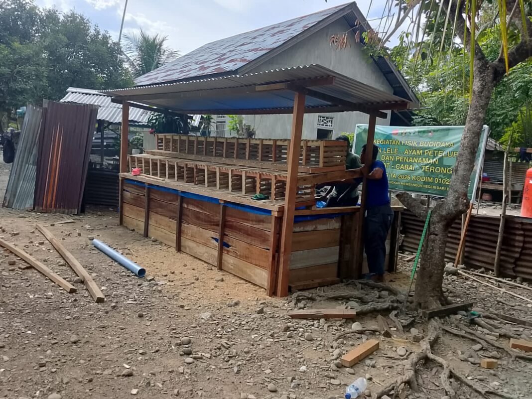 Satuan Tugas TMMD ke-129 Selesaikan Kandang Ayam dan Kolam Lele untuk Mendukung Pangan Warga