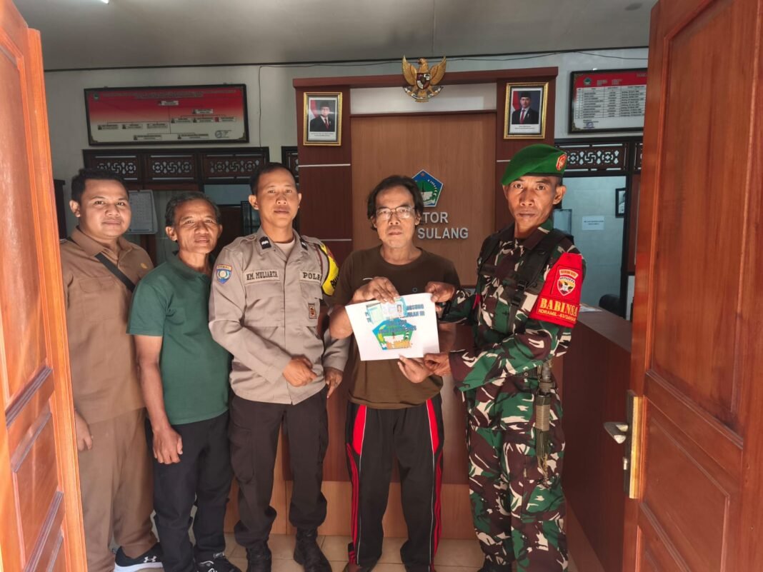 Serma Nyoman Dampingi Penyaluran BLT DD di Desa Sulang untuk Bulan Agustus