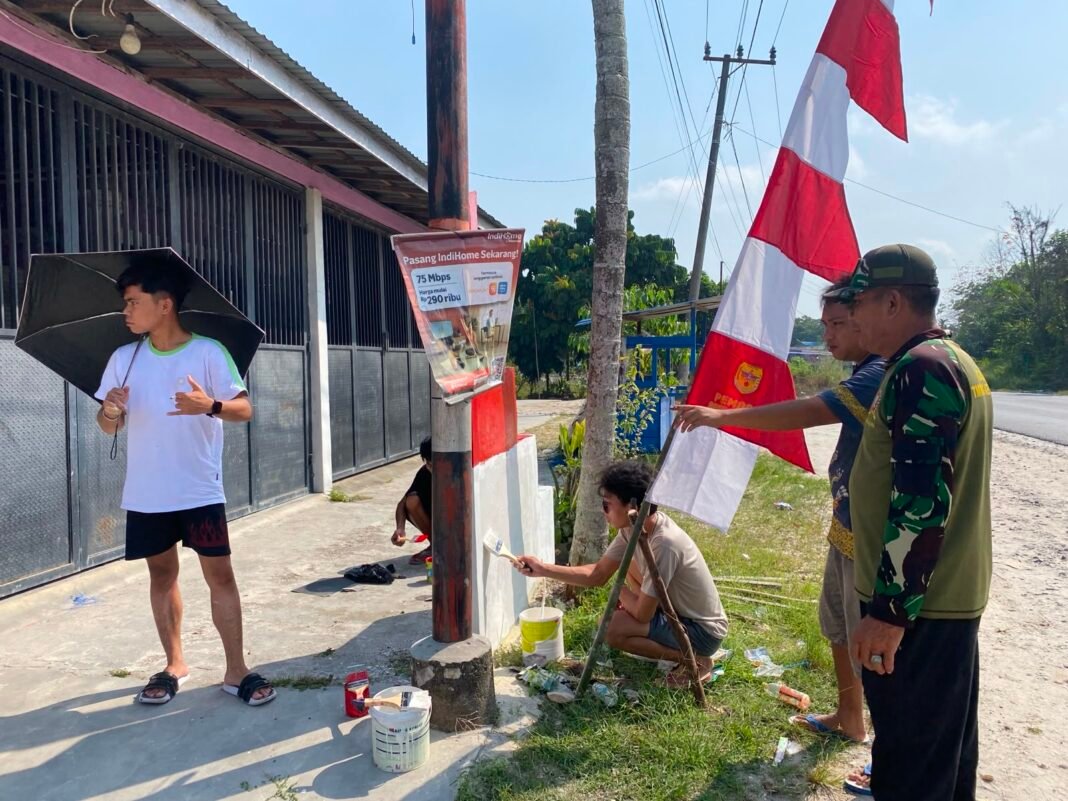 Pemasangan Dekorasi HUT RI ke-81 di Desa Rangan Tate