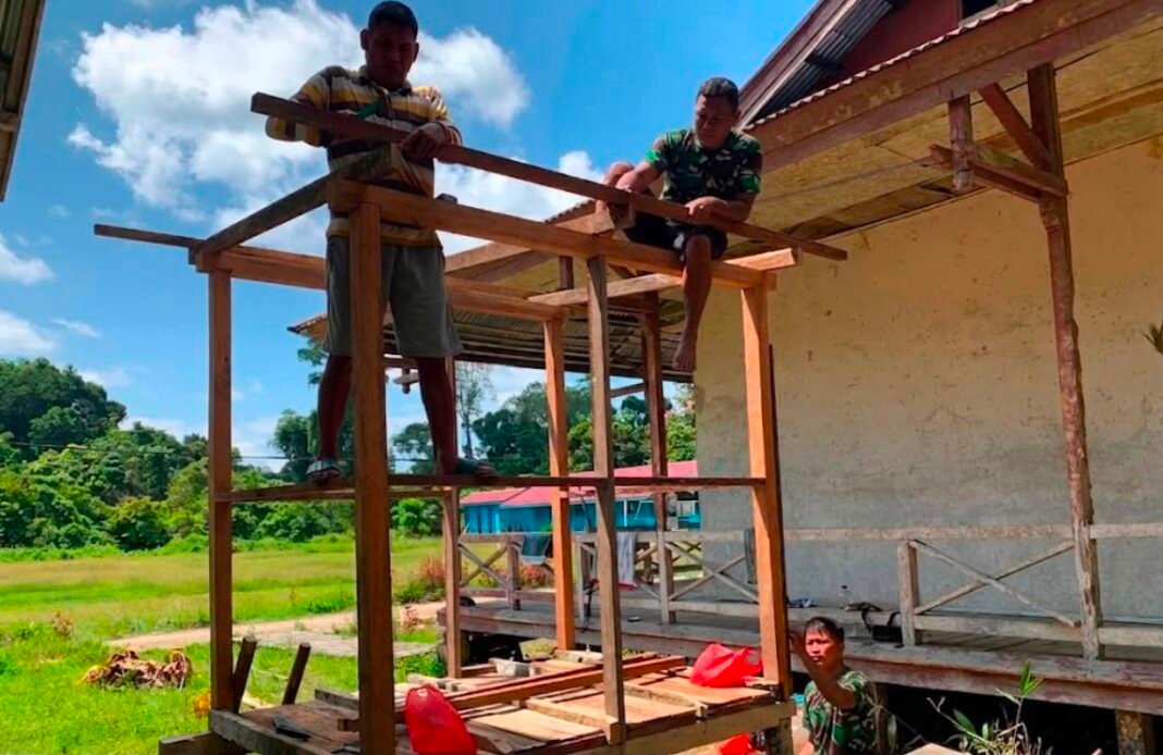 Semangat Gotong Royong TNI dalam Pembangunan MCK di Posyandu Nirwana