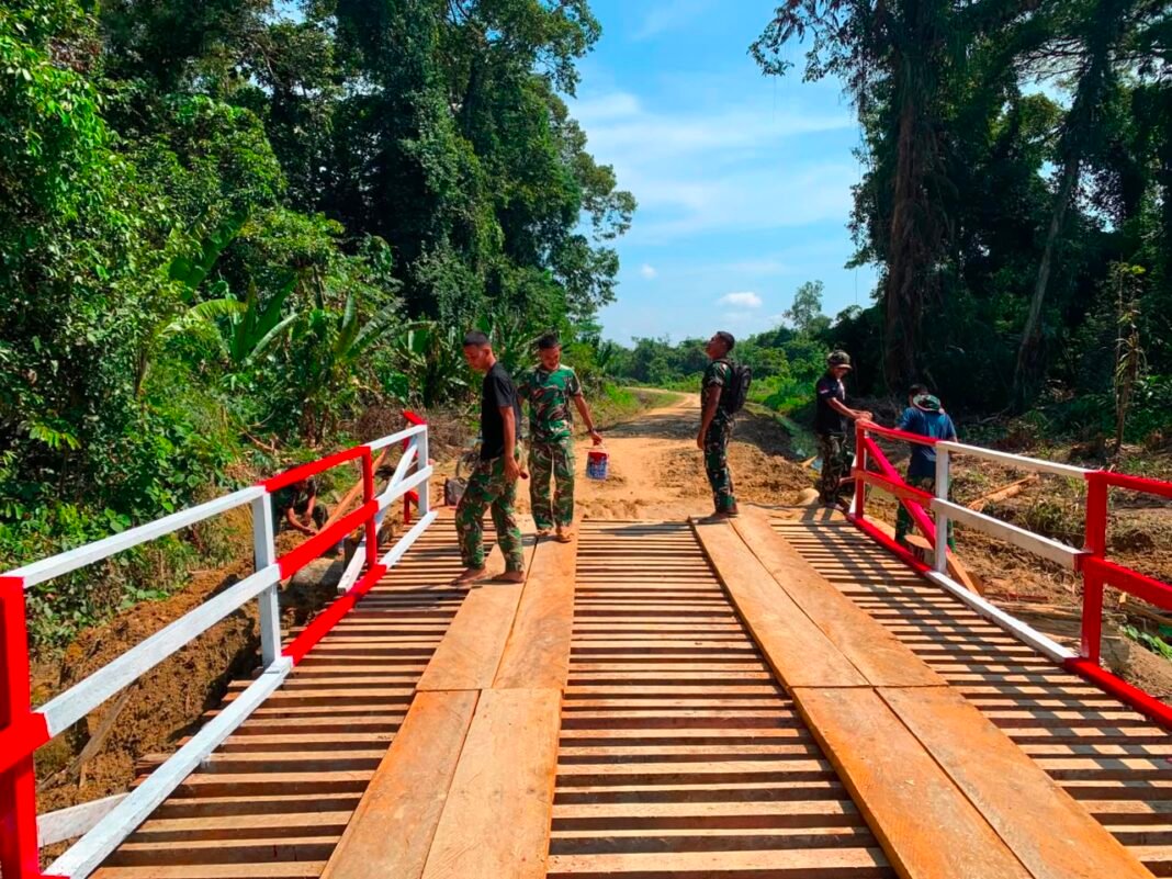 TMMD Regtas Ke-129, Pengecatan Jembatan Kerato untuk Warga Desa Ulak Pauk