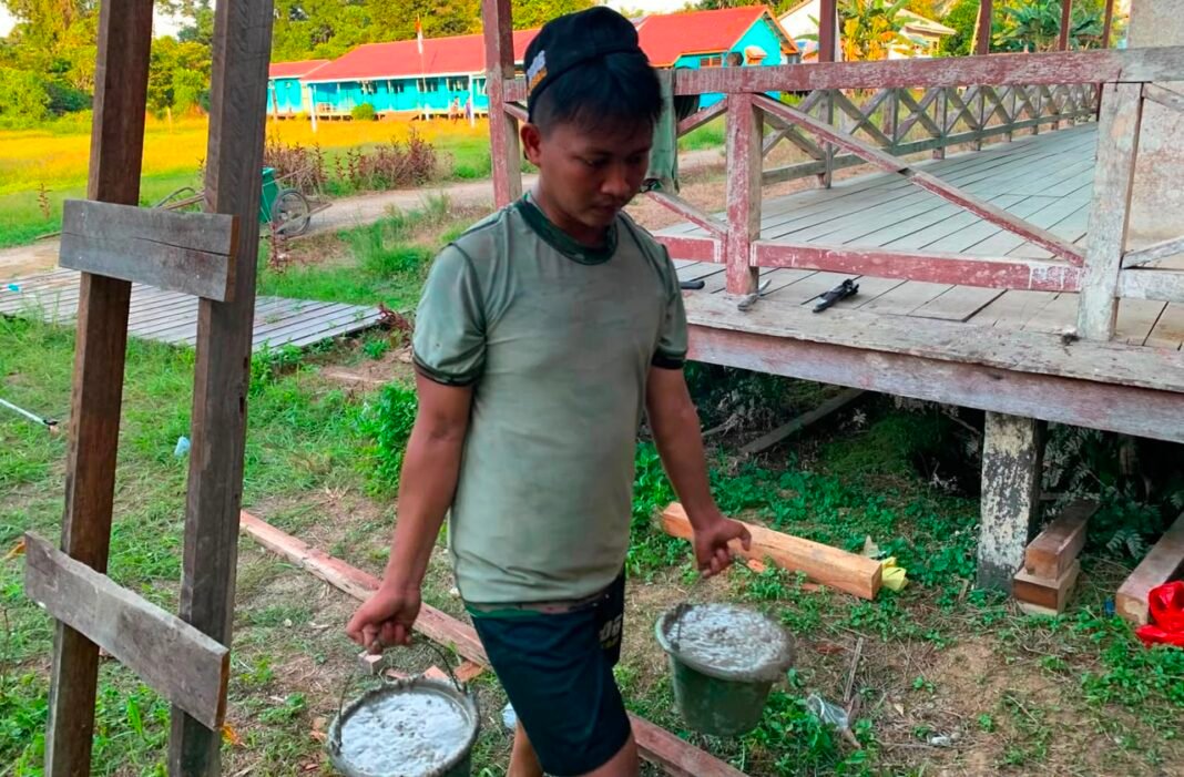 Kerja Sama Warga dan Satgas Dalam Pembangunan MCK