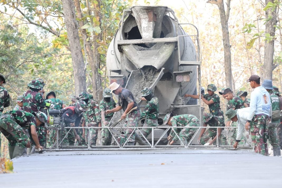 Dedikasi Tanpa Henti: Proyek Jalan Rabat Beton TMMD 129 di Desa Tlemang