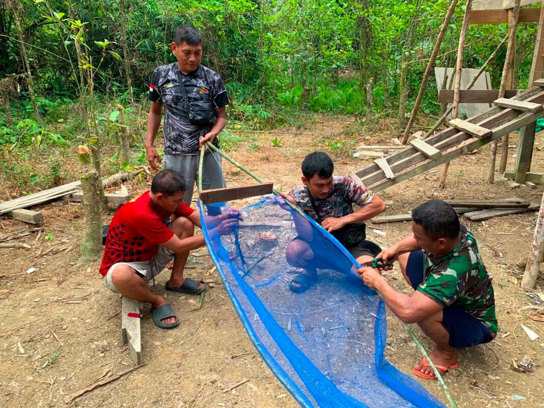 Kegiatan Jaring Ikan: Satgas TMMD Ke-129 Tunjukkan Kepedulian Sosial di Dusun Pala Pintas
