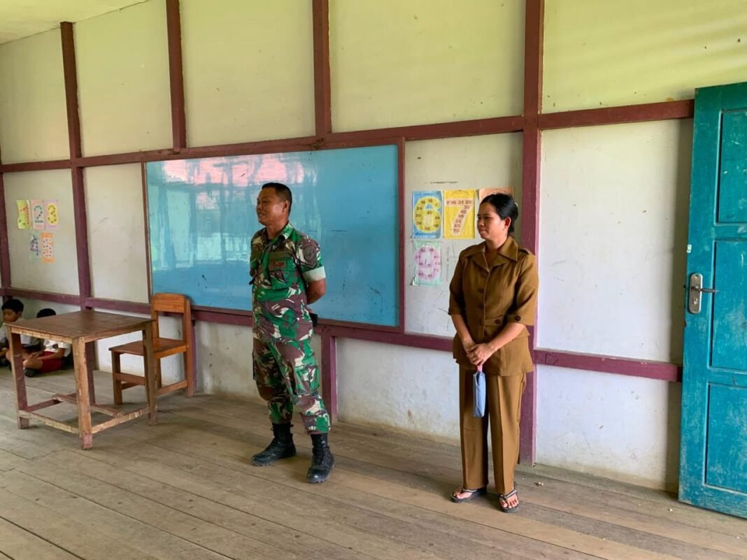 Edukasi Cinta Tanah Air, Satgas TMMD ke-129 Sebarkan Wawasan Kebangsaan di SDN 04 Belatung