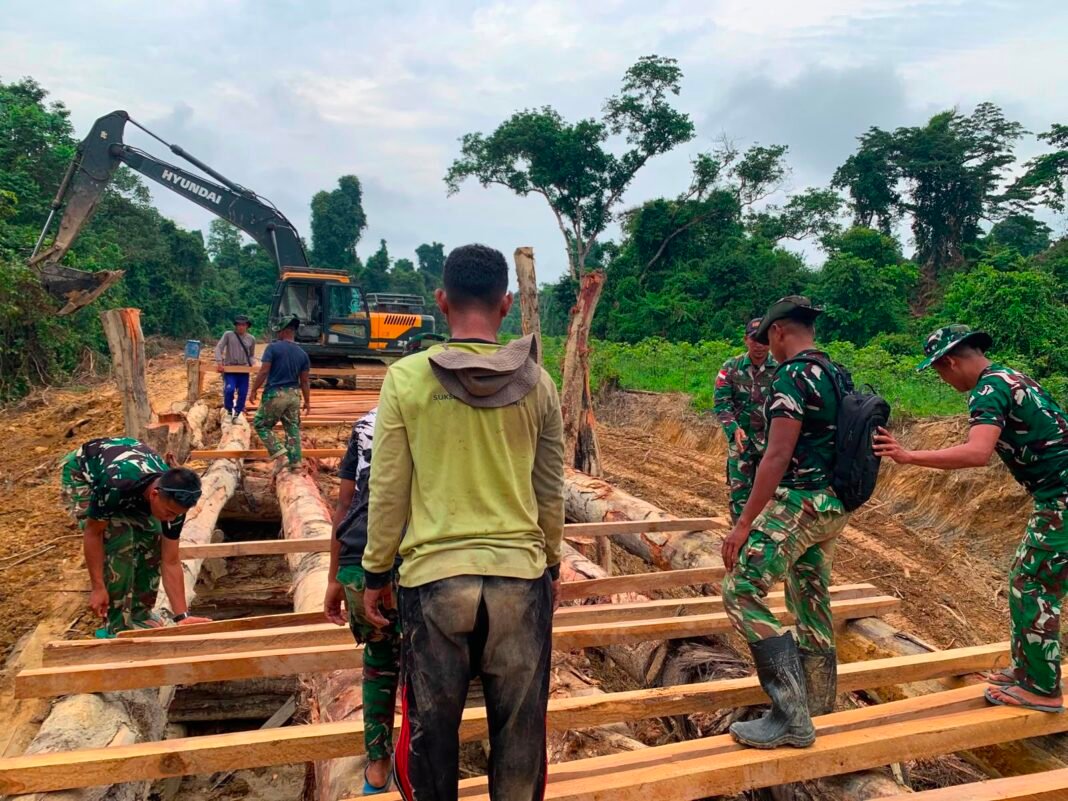 Usaha Keras Satgas TMMD dalam Pembangunan Jembatan Nuangan di Ulak Pauk