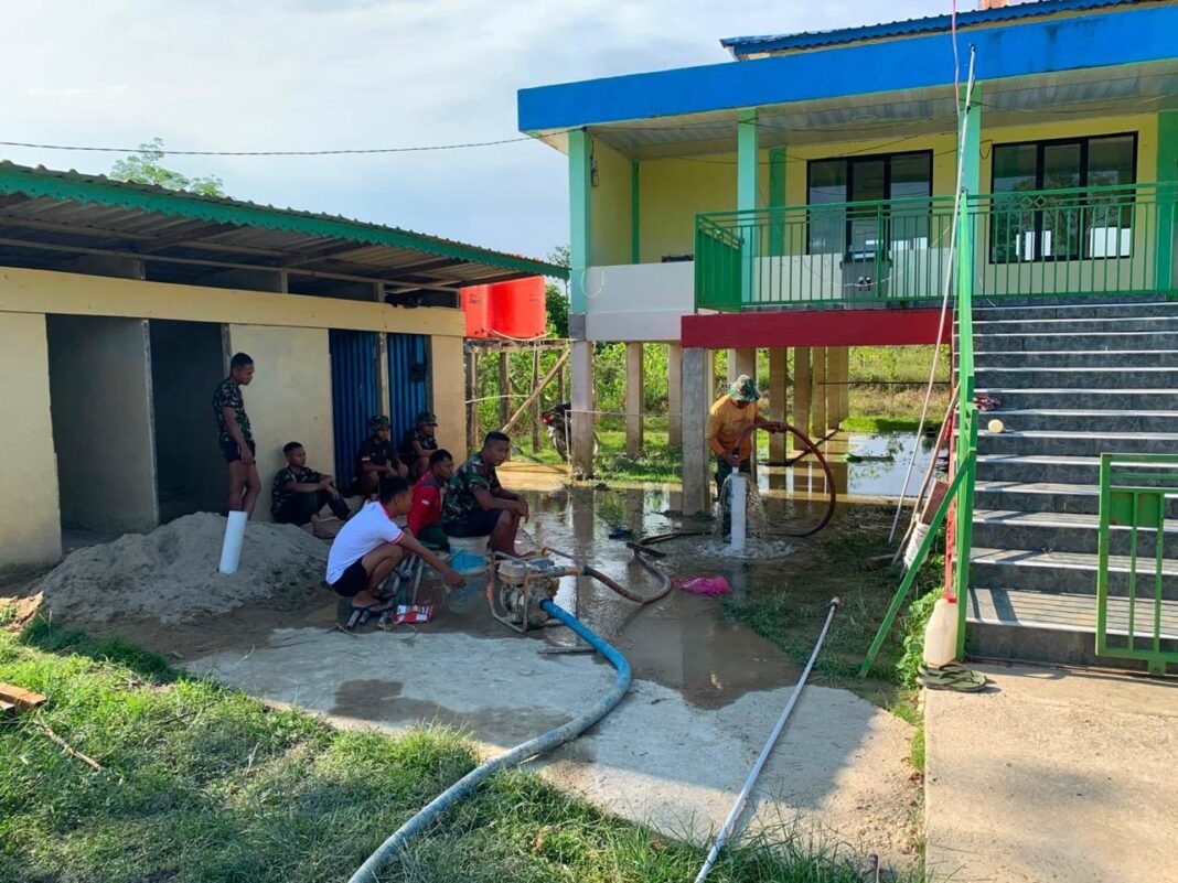 Anggota TMMD Kodim 1206/Putussibau Lakukan Pembangunan Sumur Bor di Desa Ulak Pauk