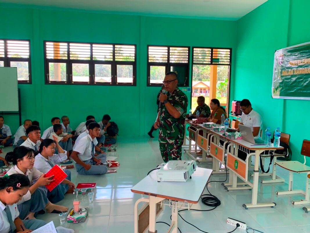 Perkuat Karakter Generasi Muda, Pasiter Kodim 1206/Putussibau Berikan Penyuluhan di SMAN 1 Martinus