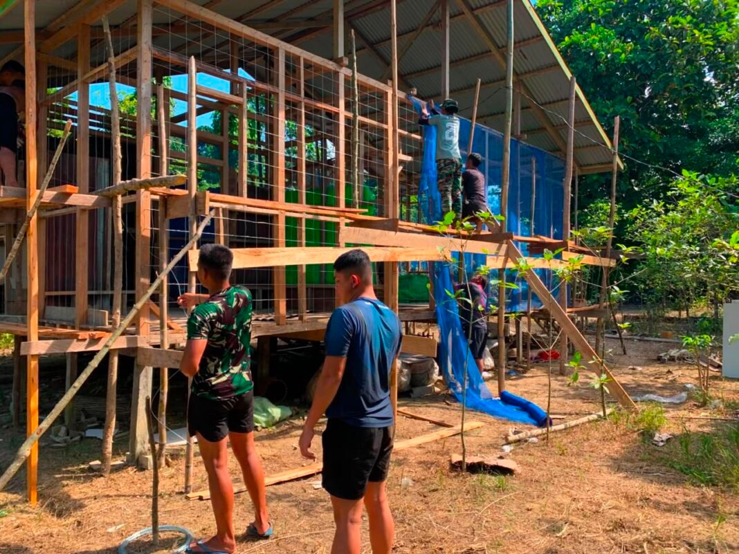 Membangun Kebersamaan: Pemasangan Kawat Sinpai di RTLH oleh Satgas TMMD Ke-129